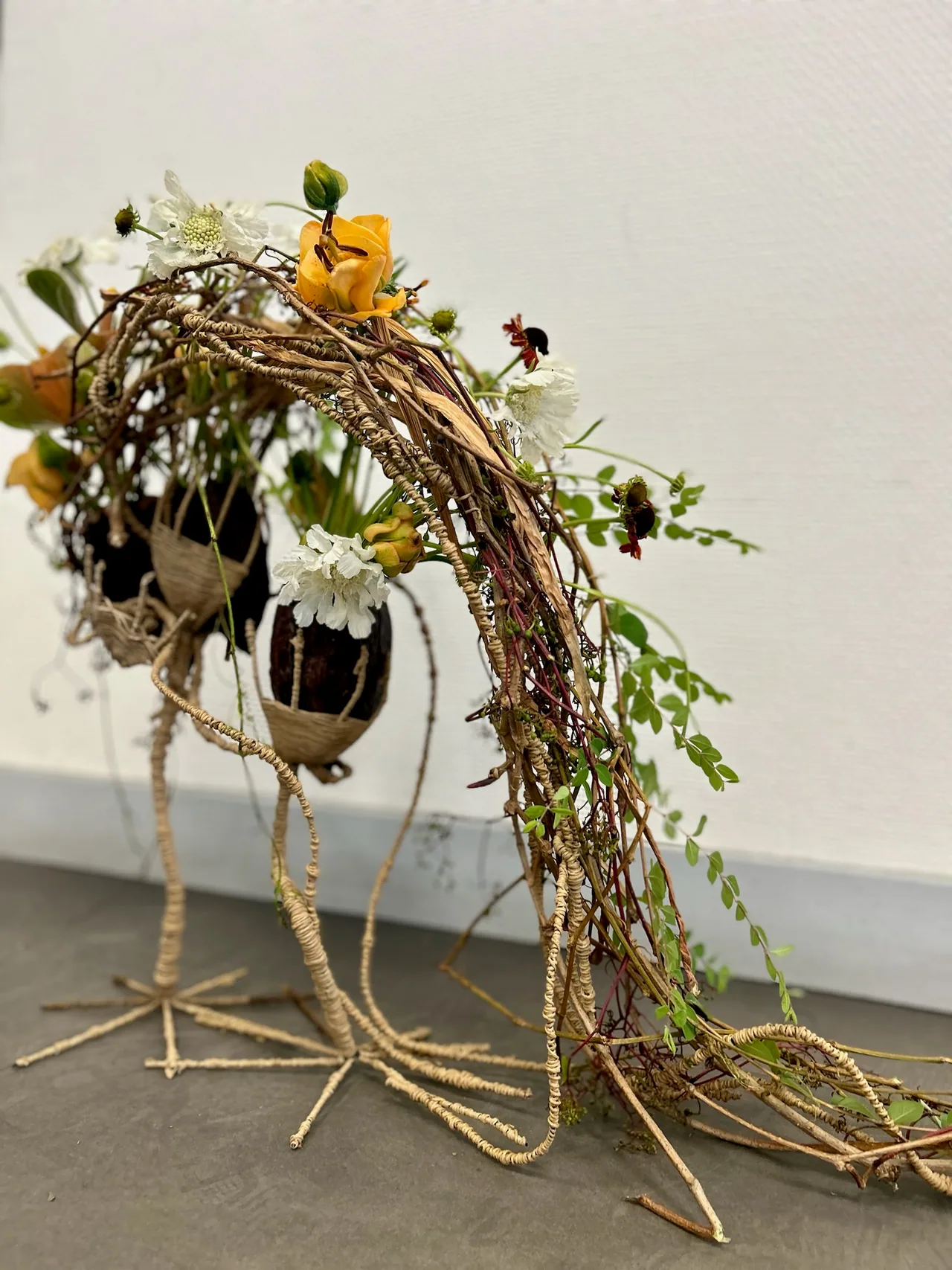 Sculpture artisanale d’oiseaux façonnée en fibres naturelles, branches et végétaux
