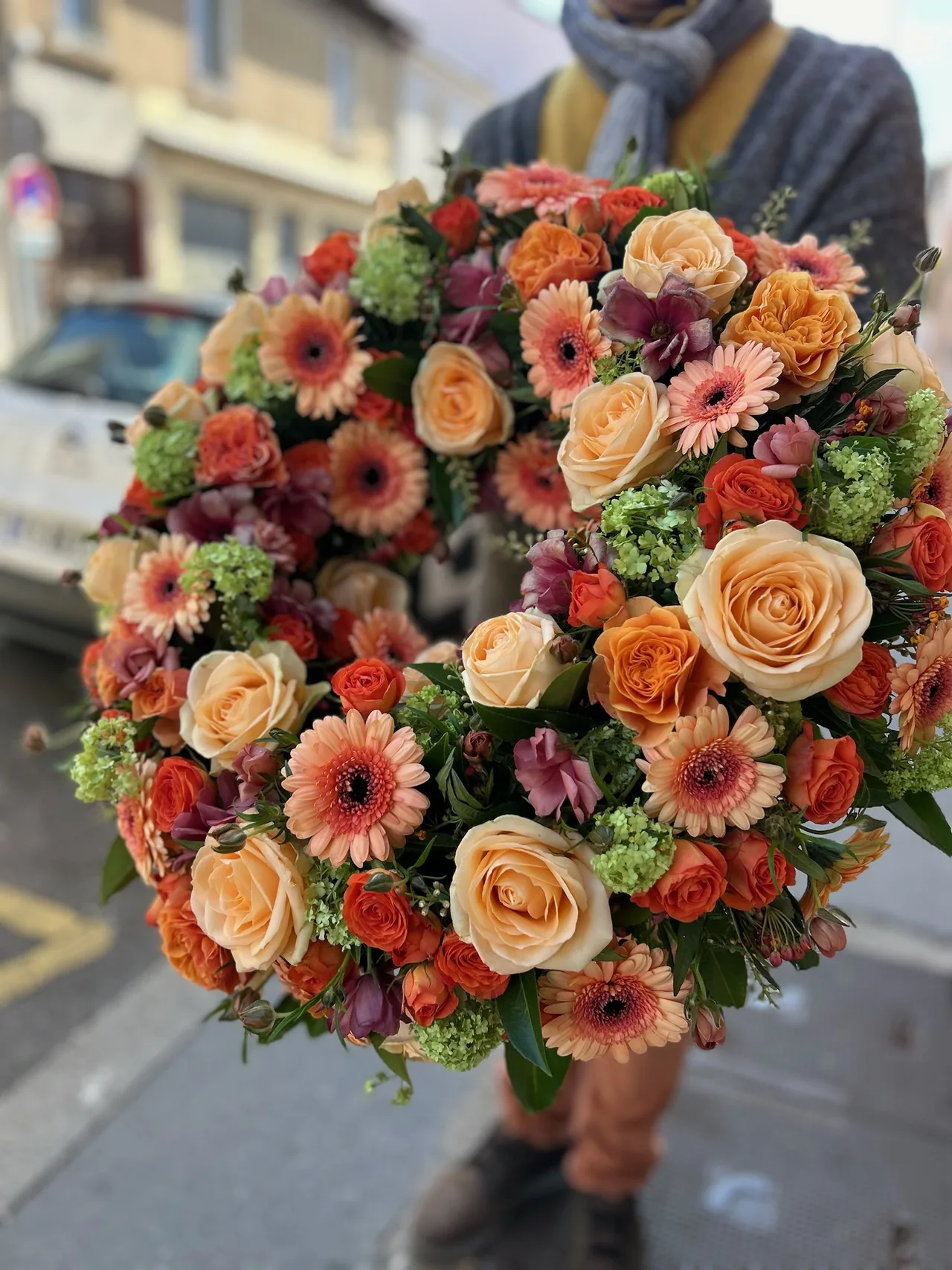Bouquets généreux aux tons orange, pêche et rose