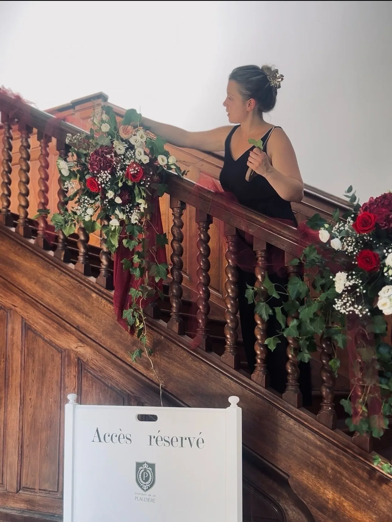 Installation d’un décor floral rouge, blanc et végétal sur un escalier en bois