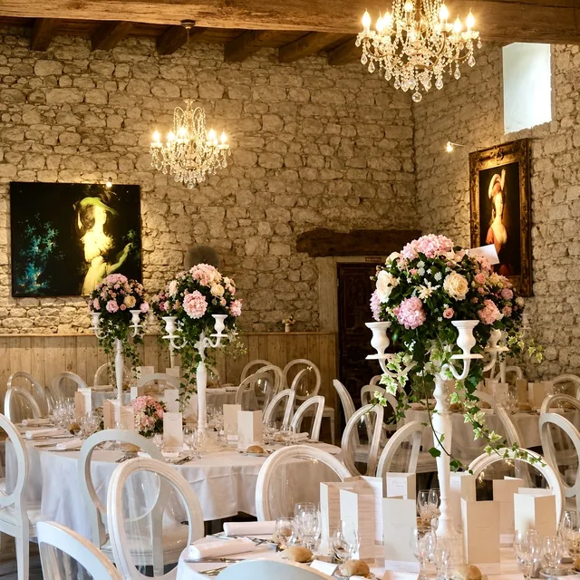 Salle de mariage fleurie dans un décor de pierre