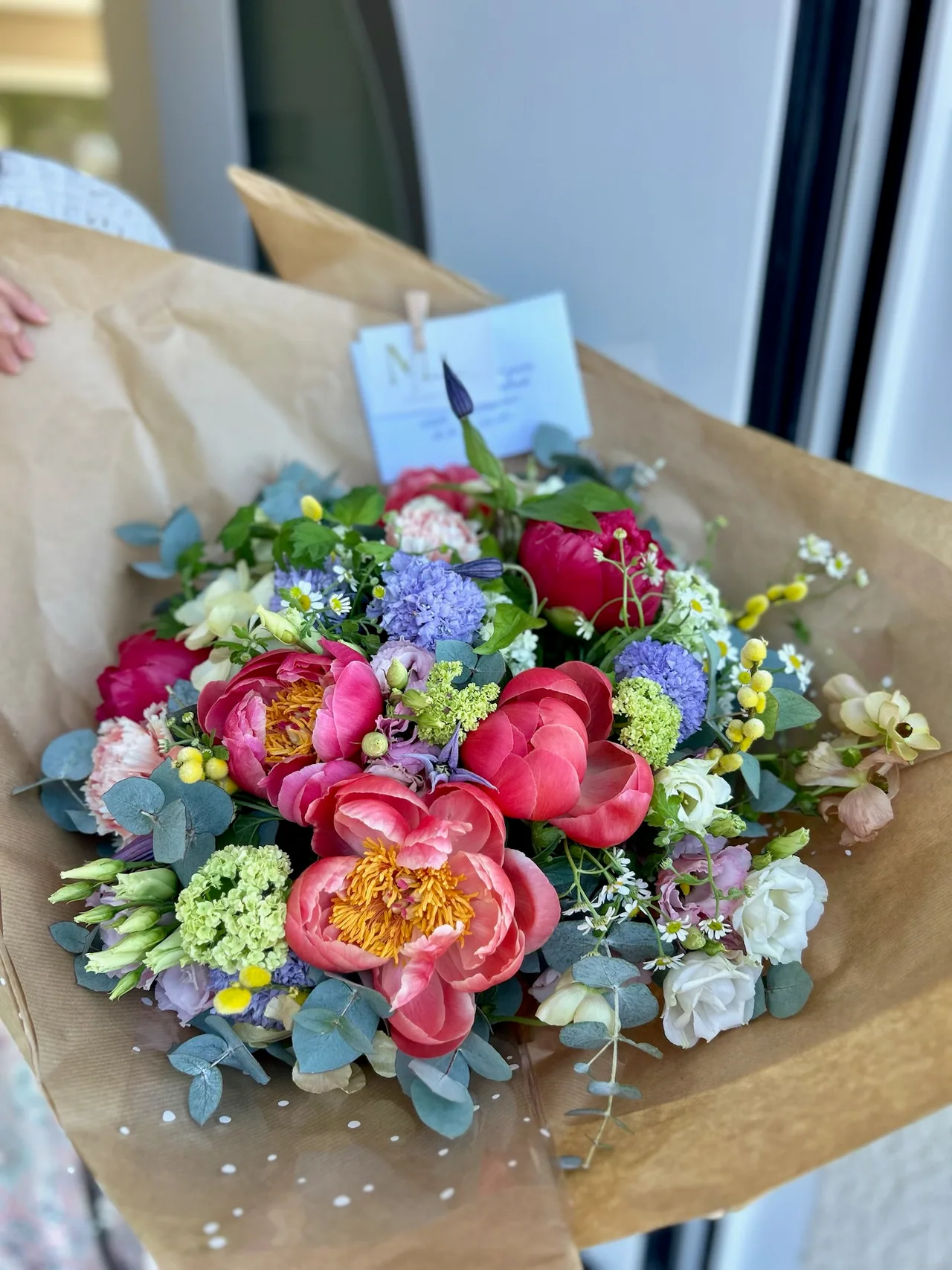 Bouquet de saison aux tons rose, bleu et vert